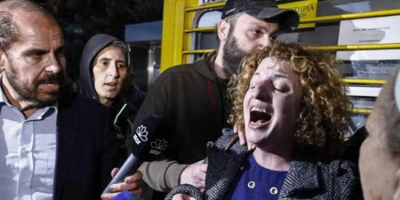 Αναπαράσταση της άγριας δολοφονίας της Δώρας ζητά η μητέρα της – Οργή και θρήνος στο τρισάγιο στη μνήμη της εφοριακού (βίντεο)